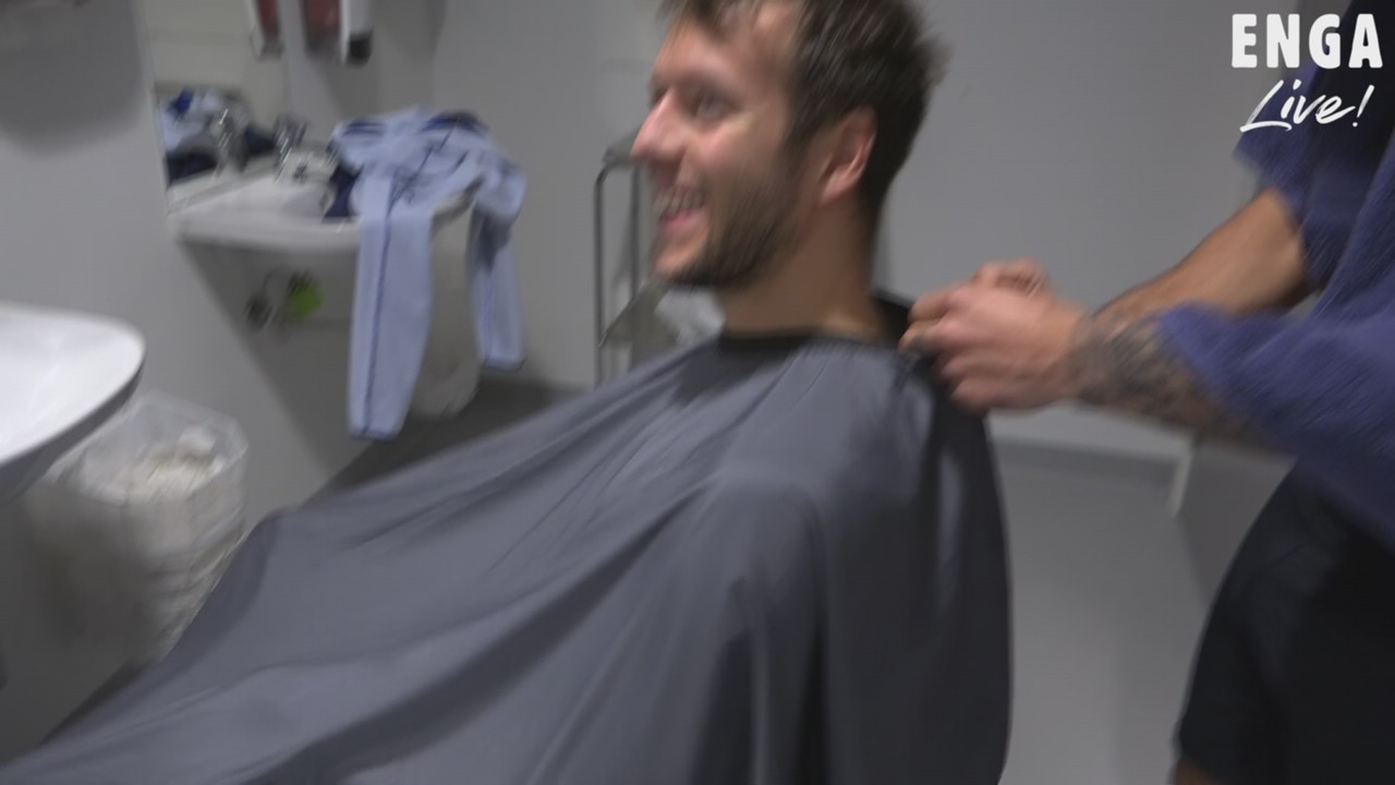 Arons barber er åpen og Jonatan får en overhaling